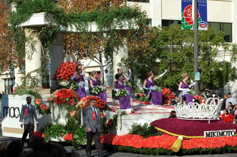 Pcao090101_roseparade_n0319x_rosequeen.jpg