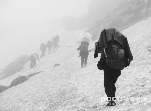 在平均海拔6000米的喜马拉雅山脉，猎人背着沉重的物品前往更远更高的山打猎。1.jpg