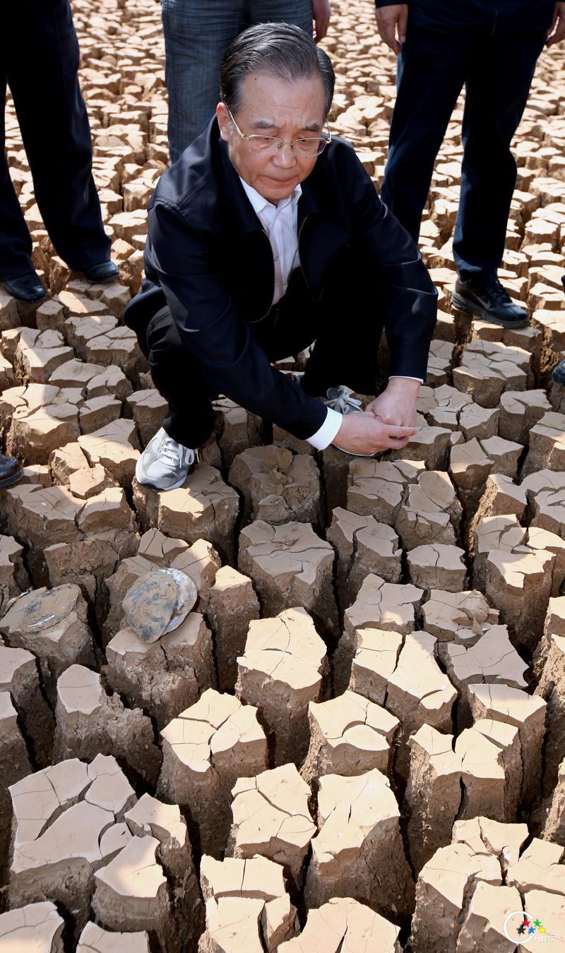 2010年3 月20日，国务院总理温家宝在云南陆良县德格海子水库干涸的库底察看灾情。.jpg