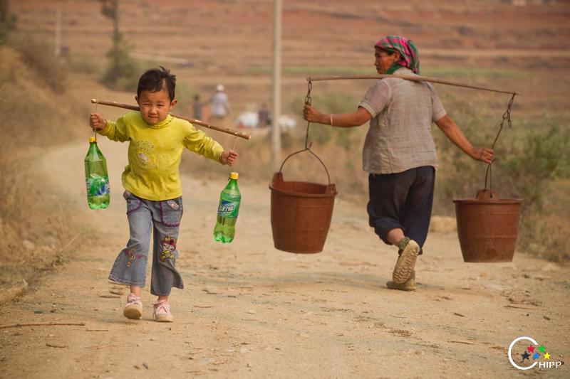 2010年3月23日，在云南石林县大石桥村，6岁女孩杨云润取水后挑着两桶水回家。.jpg