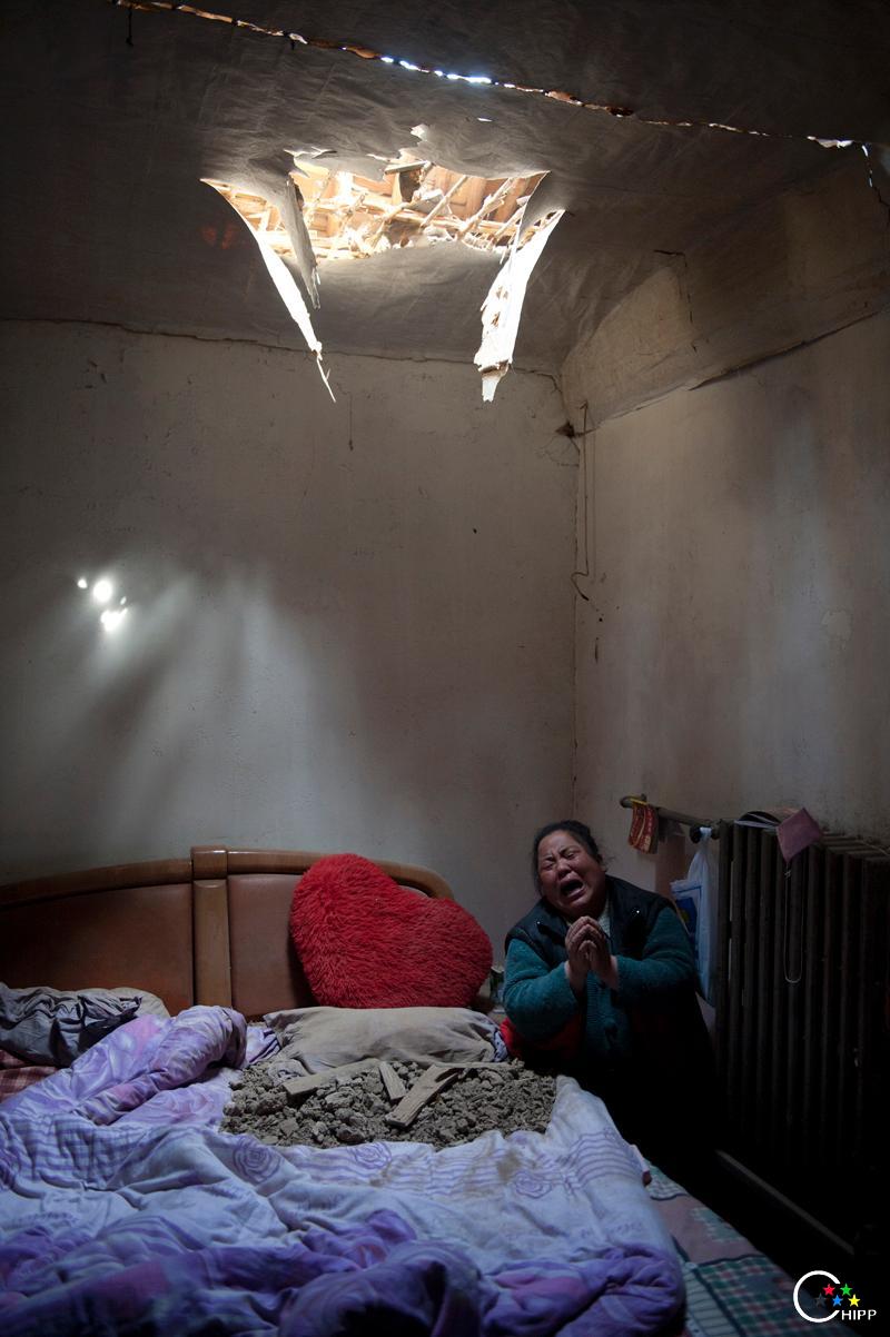 2010年4月23日，北京延庆镇政府对村民康顺清家进行强拆，被拆迁方和拆除公司人员发生激烈冲突，一名妇女在被毁坏的房间里面痛哭。.jpg