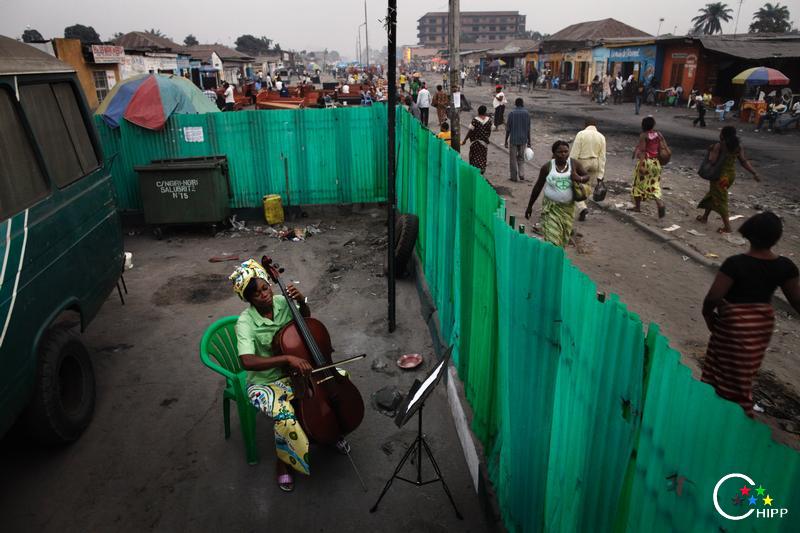 2010年7月23日，在刚果金沙萨，37岁的Joesphine Mpongo在练习大提琴。Kimbanguiste交响乐团的成员每周有5天在这里练习演奏。.jpg