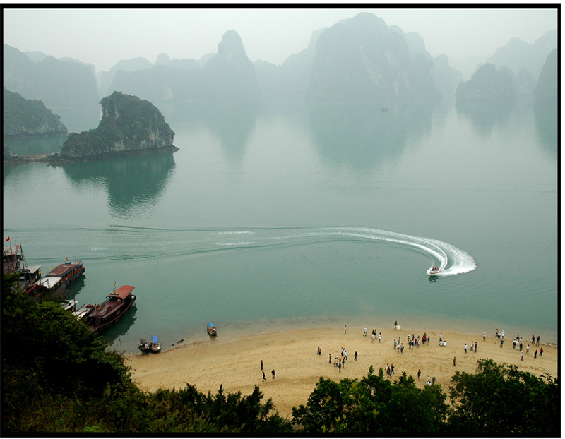 ly-chi-hung-ha-long-bay-cop.jpg