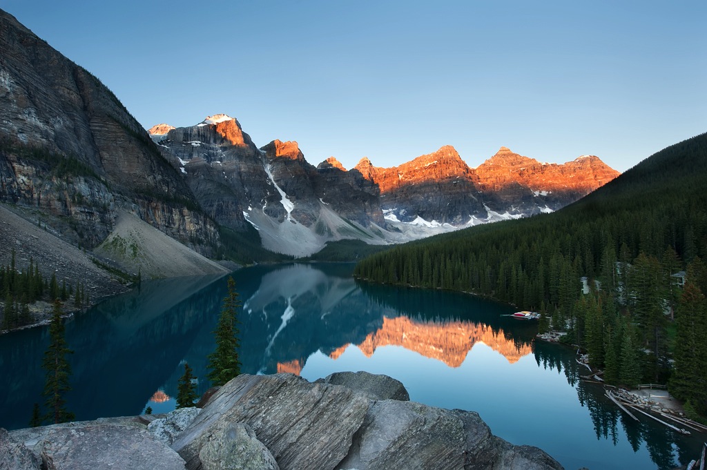 DSC_0374_Moraine-Lake_Sunrising_2_Small_NE.jpg