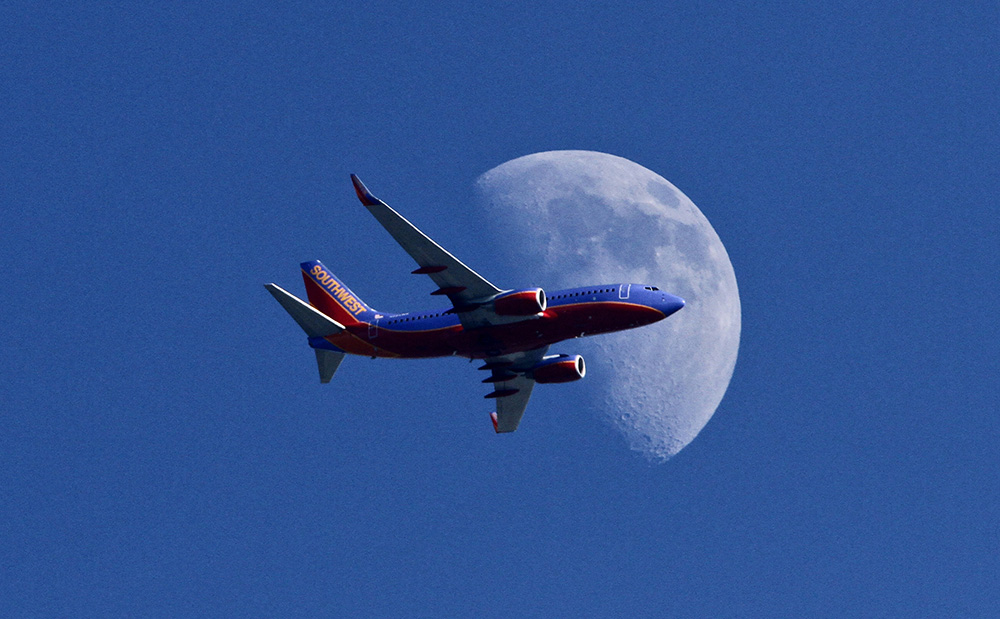 Astrophotography3_080414MoonPlane_SouthWestAir_MG_0049.jpg