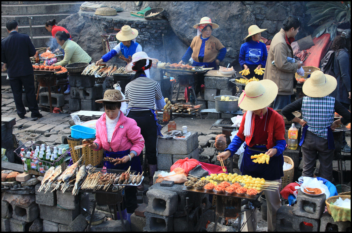 COLOR #1 HENRY HUNG Title FISHES MARKET.jpg