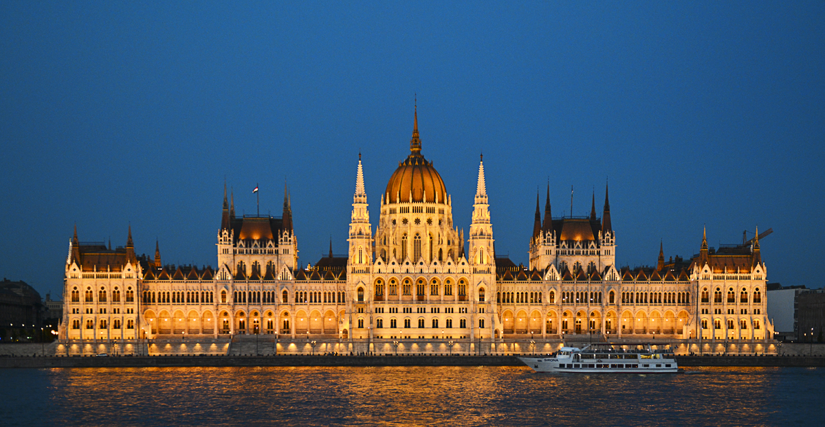 Budapest Parliament Building Photo 5.jpg