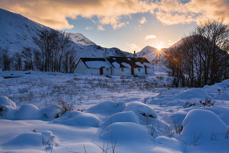 PanJ_潘平微：夕阳吻别苏格兰雪山-Cottage-at-Snowy-Glen-Coe-Scotland.jpg