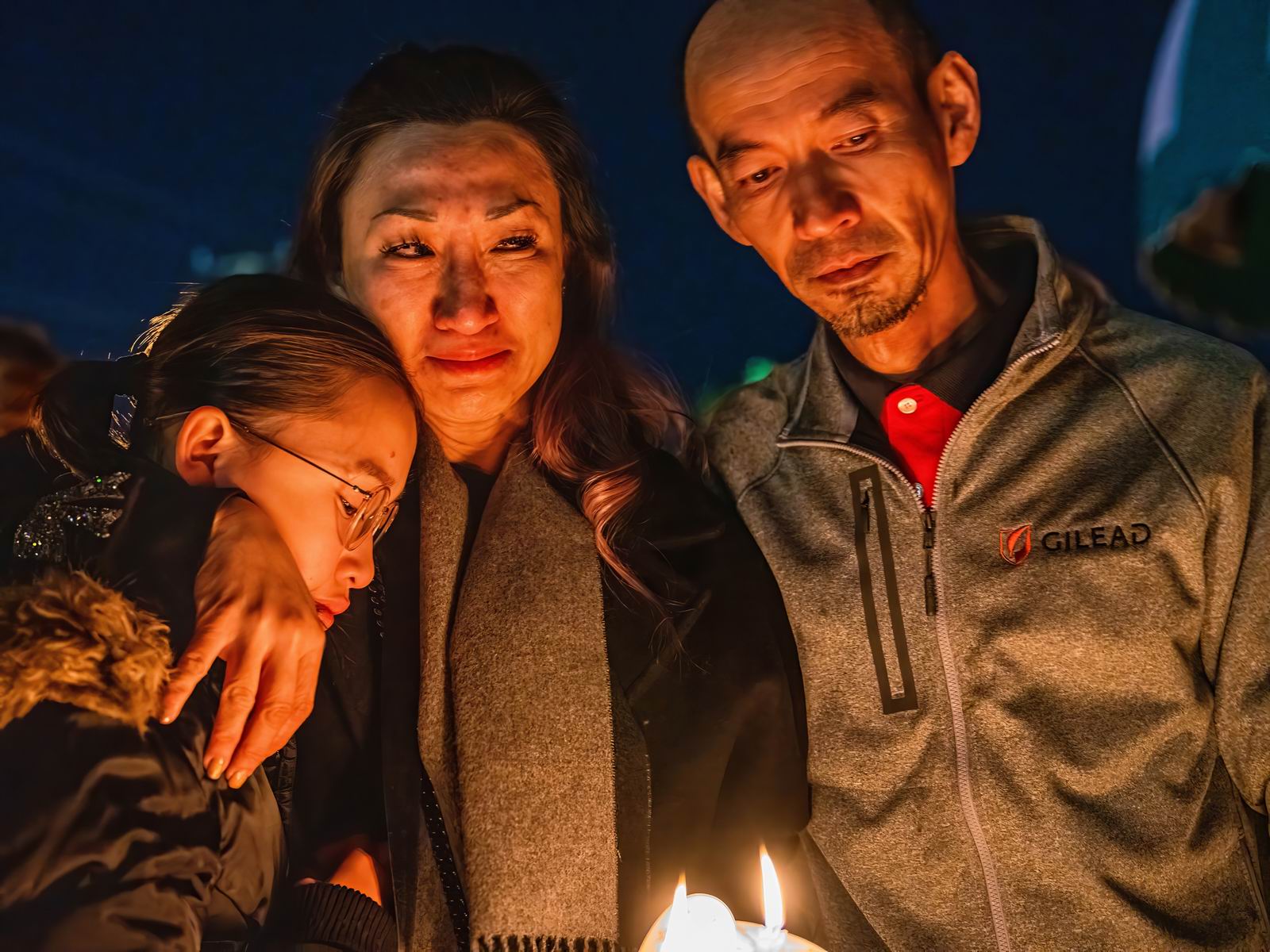 005_悲伤的蒙特利公园Standing together in grief at Montery Park.jpg