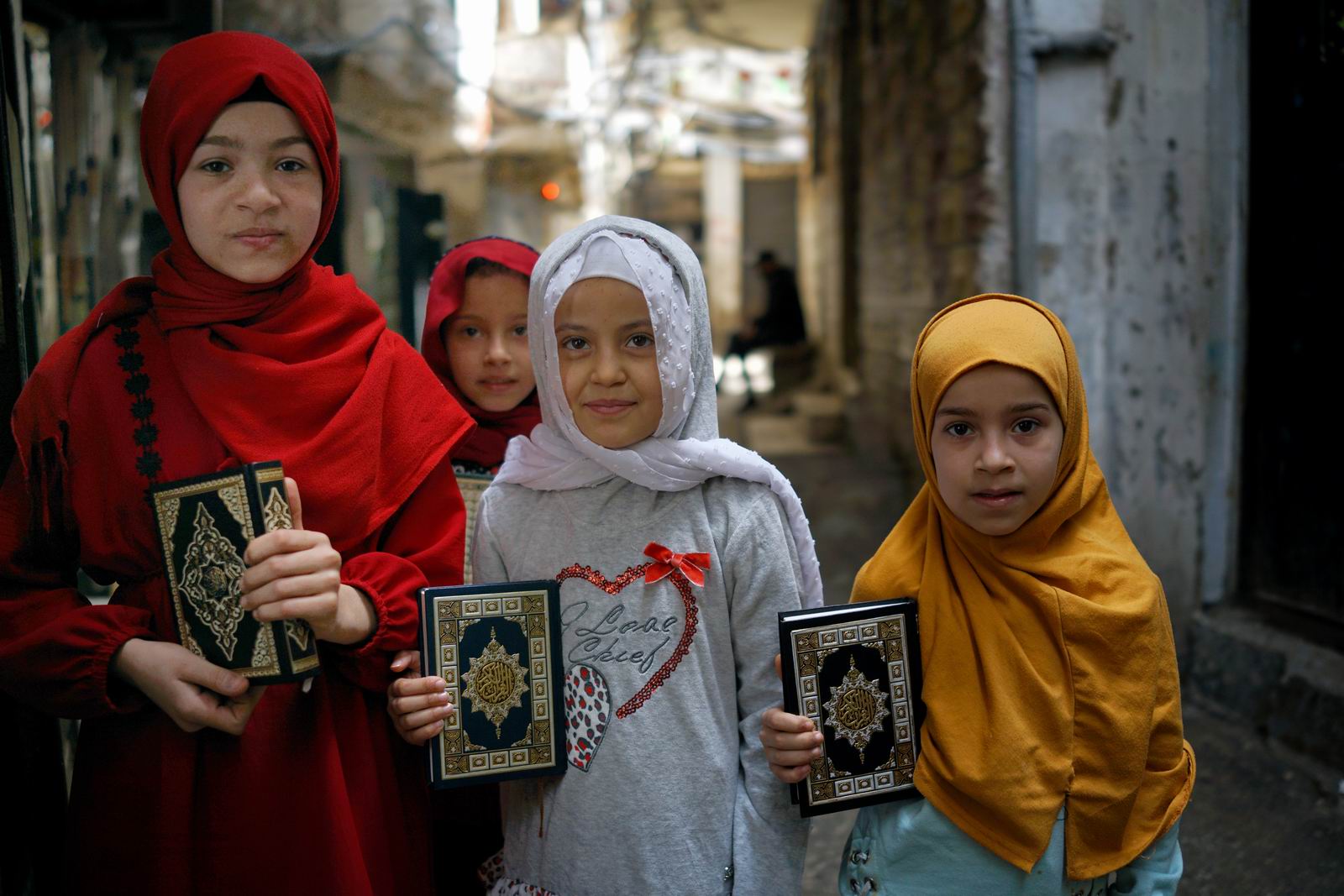 042_握古蘭經的女孩（巴勒斯坦難民營）.JPG