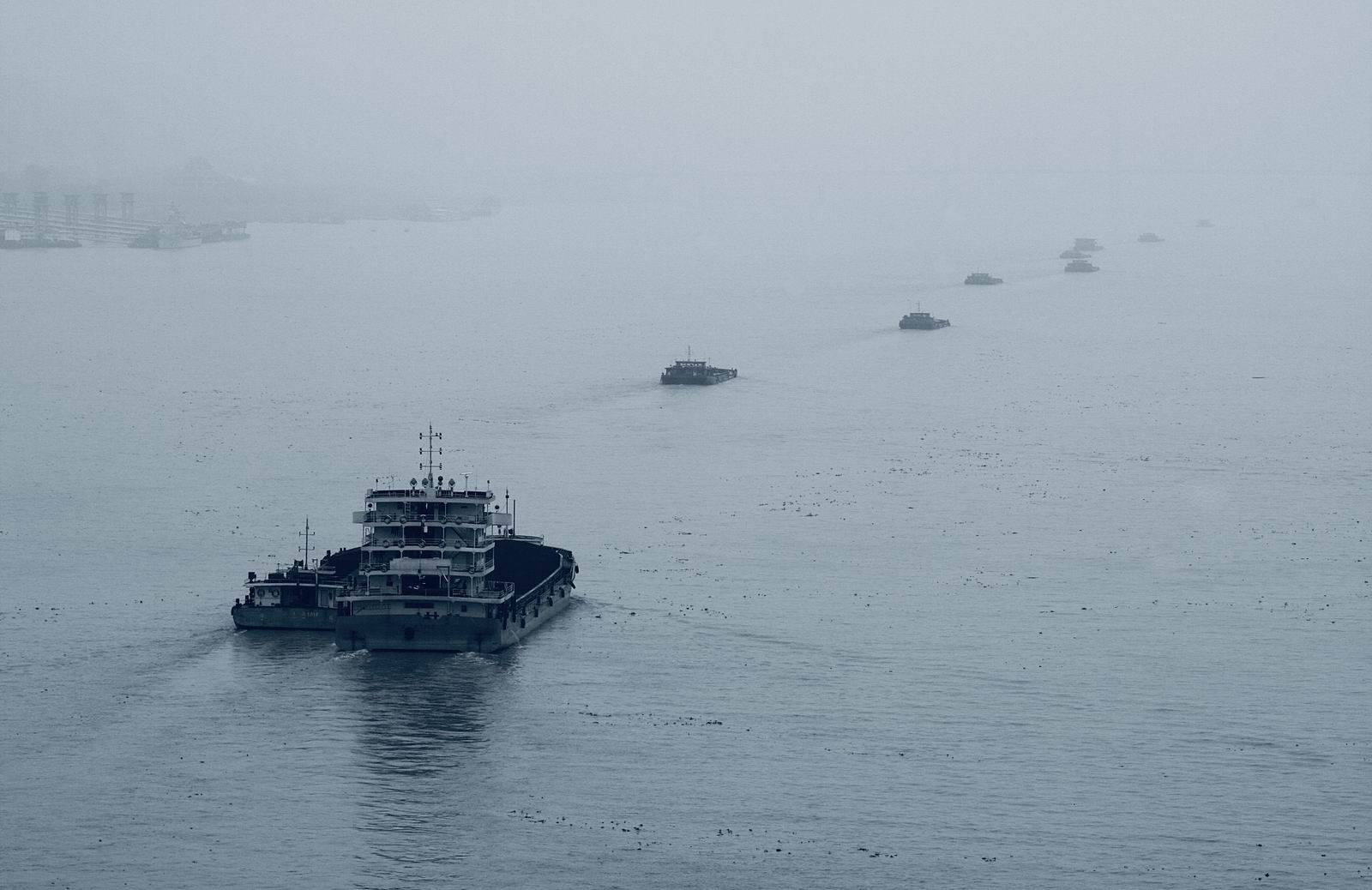 059_穿行在长江迷雾中的船队.JPG