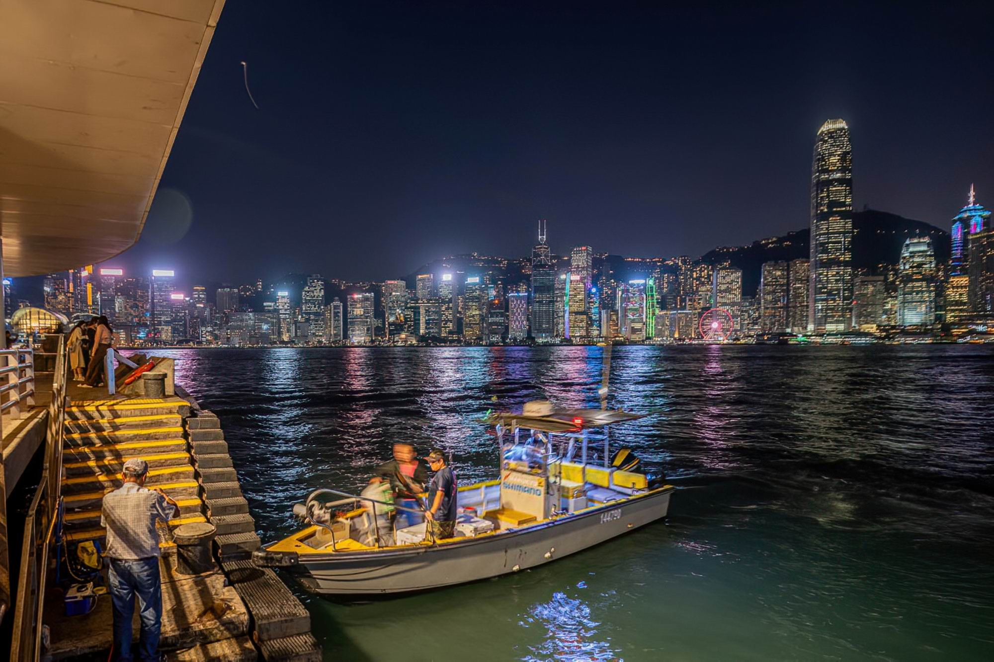 005_夜色中的香港海岸  Night in HongKong Harbor.jpg